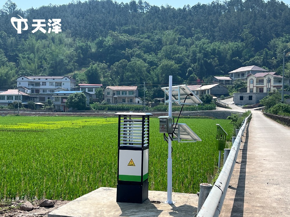 天泽虫情监测系统在田间安装
